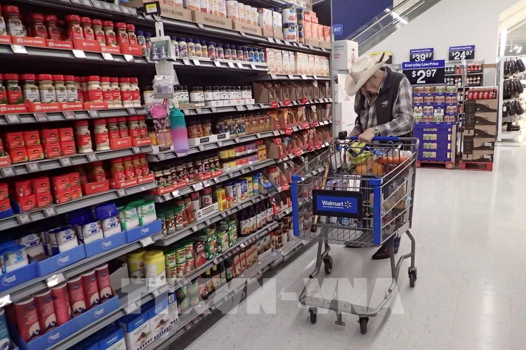 Người tiêu dùng chọn mua hàng hoá trong cửa hàng của Walmart. (Ảnh: THX/TTXVN) Media
